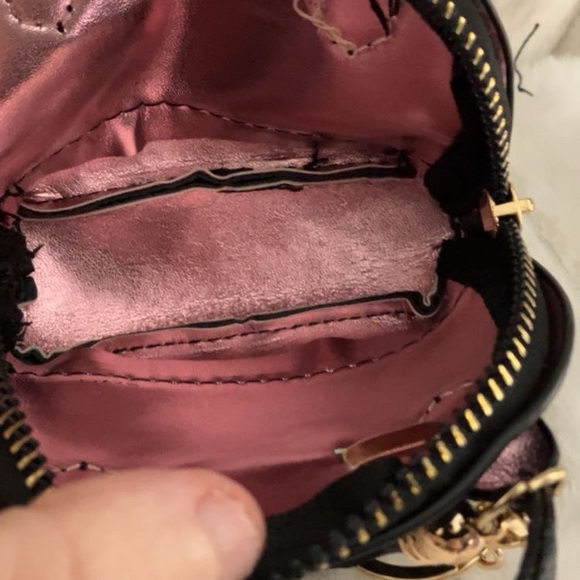 Elegant Black key chain, bag charm, mini purse  with Gold Accents new in plastic - Picture 5 of 6